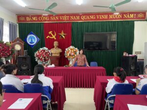Cô Nguyễn Thu Hường - phó Hiệu Trưởng trường THCS Đông Thọ căn dặn học sinh